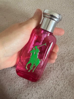 Ralph lauren pony 2 parfym  - Rosa Ralph lauren parfym, pony 2. Det är lite mindre än hälften kvar i som man kan se på bilderna. 