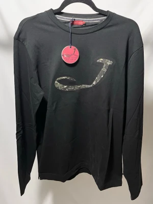 Jacob Cohen Tröja - Väldigt unik och fet longsleeve tröja från Jacob Cohën! Helt ny med tags! Storlek L. Kontakta mig för fler frågor och funderingar!
