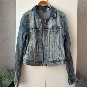 Ljusblå jeansjacka - Ljusblå jeansjacka med slitna detaljer och kopparfärgade knappar. Strl 40 men skulle mer säga 38 då den är tight till passformen. Defekt på baksidan, se sista bilden!❤️