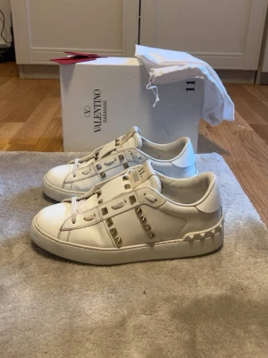 Valentino rockstuds - Storlek: 38 Skick: 9/10 Nypris: 8300kr Ingår: låda, dustbag plus valentino lapp 100% autentiska Kan sänka mig vid snabb affär