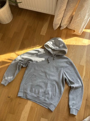 Blank grå hoodie  - Säljer min gråa hoodie pågrund av garderob rensning. Ställ gärna frågor!!!