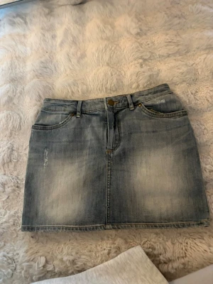 Ljus blå jeanskjol  - Super fin jeanskjol ifrån hm vinted i storlek 34. I modellen är den ganska kort och lågmidjad💕💕