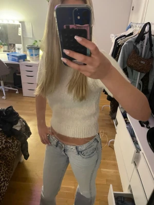 Vit stickad kortärmad topp - Säljer en vit stickad topp med korta ärmar från Gina storlek xs. Nästan aldrig använd!💞