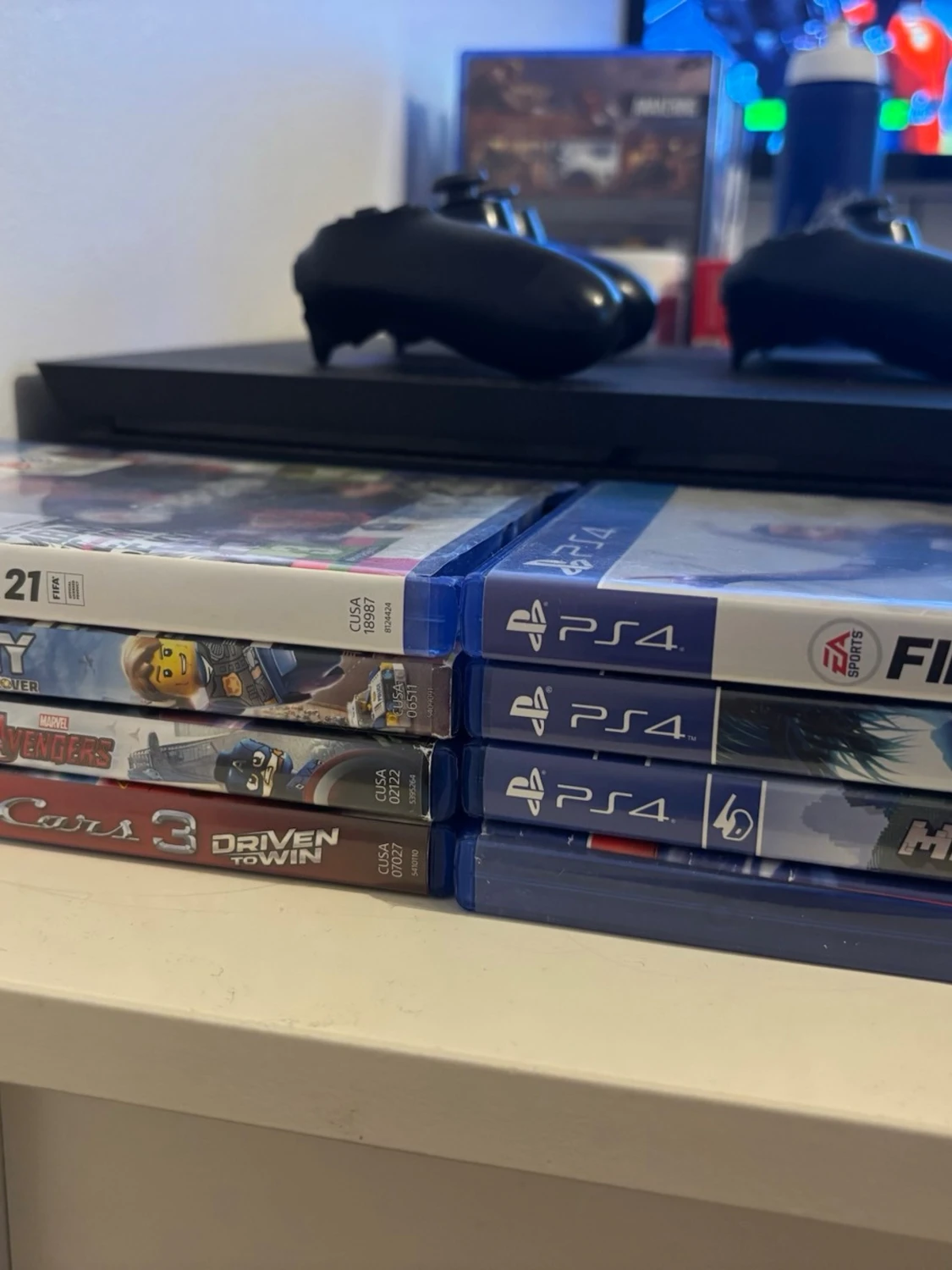 PlayStation 4 Pro med två kontroller - 4