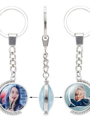 Billie Eilish nyckelring hängande ryggsäck dekoration - Materialet är legering och glas. Glasdiameter är 25 mm. Total längd 10cm. Vikt 21g. (#709)