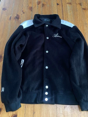 Amlri Varsity Jacka - En svart vit Amlri Varsity jacka. Använd några gånger. Står storlek Medium men den är mer storlek S och den passar XS