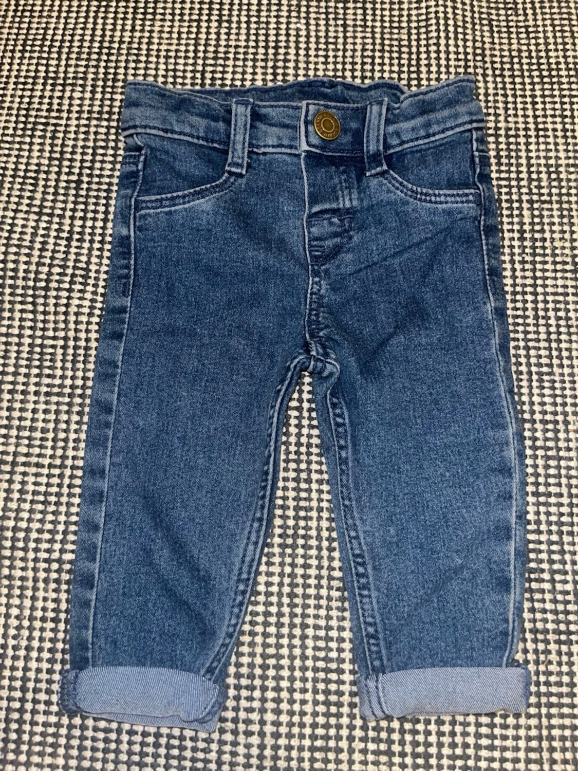 Mörkblå jeans med uppvikta ben