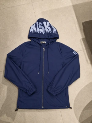 Risky windbreaker - Köpt för 820kr när de först lanserades. Tyvärr köpt vid ett tillfälle då den inte hann användas tills den blev för liten. Storlen XS men passar 160/160. Säljer för endast 500kr💸, men priser kan diskuteras. Var inte blyg att ställa frågor!