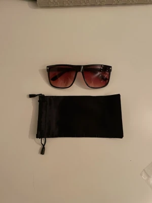 R@yban liknande solglasögon - Tjena! Säljer nu dessa feta solglasögonen. Dem är nästan identiska med Rayban, form, färg och kvalité. Enda skillnaden är att dessa inte har någon Rayban logga, vilket är det man betalar för annars. Skicka ett pm vid intresse, skicka bud.
