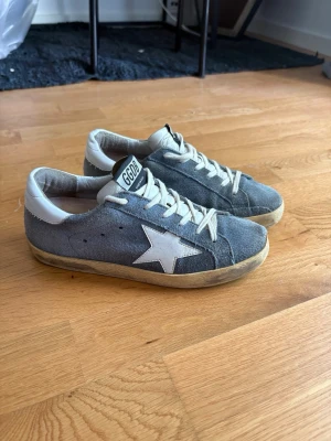 Golden Goose superstars torkos/blå - Ljusblåa Golden Goose superstars i storlek 36, skorna är andvända i bra skick och har inga större defekter!
