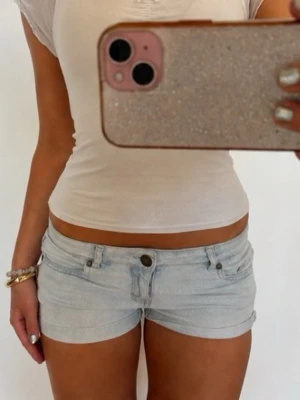 Lågmidjade vintage shorts  - Såå fina ljusblå lågmidjade vintage jeansshorts! midjemått rakt över: 39.
