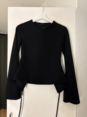 Topp - Jätte fin topp från gina tricot. Öppen med knytning i ryggen