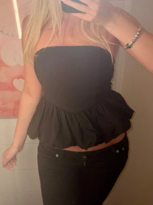 Svart festlig volangtop - Säljer en söt fest topp med volang💗💗använd en gång 