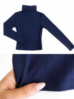 Mörkblå ribbad polotopp - Snygg mörkblå polotopp med lång ärm och ribbad struktur. Perfekt att styla med jeans eller kjol för en clean och trendig look. Mjuk och stretchig känsla, passar dig som gillar minimalistiska vibes.