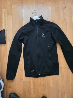 Svart helzip tröjs från Haglöfs - Snygg softshell i gott skick.