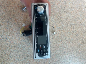 CARBOSS bilstereo med USB och AUX - Säljer en svart och silver bilstereo från CARBOSS med stor display, USB- och AUX-ingång samt flera knappar för radio och musikval. Snygg design med rund volymratt och tydliga knappar. Perfekt för dig som vill uppgradera ljudsystemet i bilen.