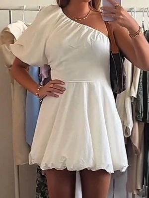 Puffig one shoulder klänning HM - Jättefin one shoulder klänning från hm😍😍❤️ bilder från Hilma stilles tiktok, säljs inte längre men nypris var 549