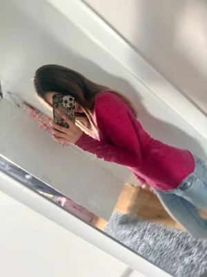 Långärmad topp från intimissimi🪽❤️ - Tajt mörkrosa/röd glittrig långärmad tröja.🥂 Nyskick!! Aldrig använd!!❤️
