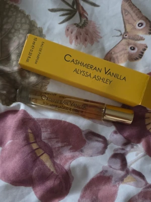 Cashmeran Vanilla parfym Alyssa Ashley - Sälja Cashmeran Vanilla från Alyssa Ashley  10ml oanvänd. 
