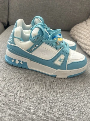   blåvita sneakers - Snygga sneakers. Säljer för att storleken är mindre än förväntat. Passar nog  35