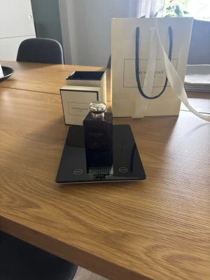 Jo Malone Scarlet Poppy parfym - Perfym från Jo Malone i doften scarlet poppy. Kommer med originalförpackning och presentpåse då jag fick den som present, gillar dock inte doften. Provad en gång.