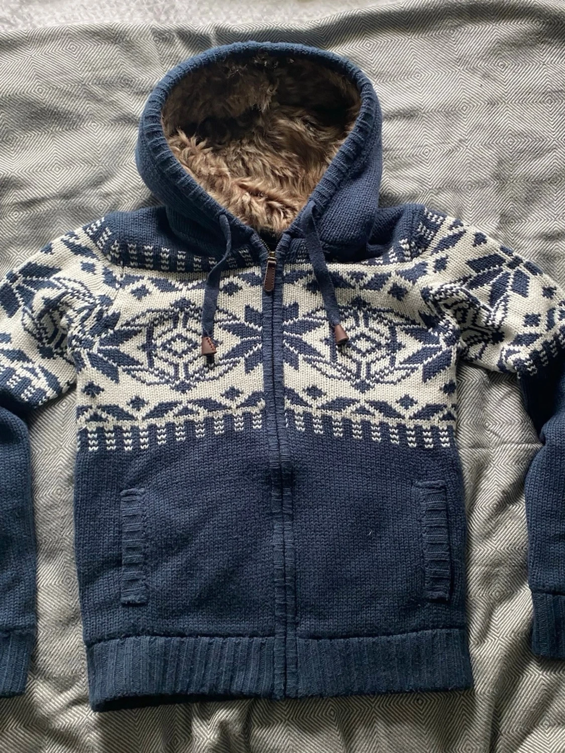 Blå stickad hoodie med mönster