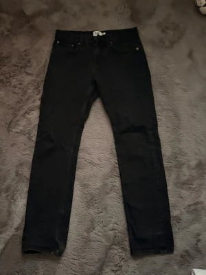 Svarta skinny jeans från lager157 - Säljer ett par svarta skinny jeans från lager157 med klassisk femficksdesign och raka ben. Jeansen har en enkel look och är tillverkade i ett stretchigt material som ger en bekväm passform. Perfekta för dig som gillar en stilren och modern look.