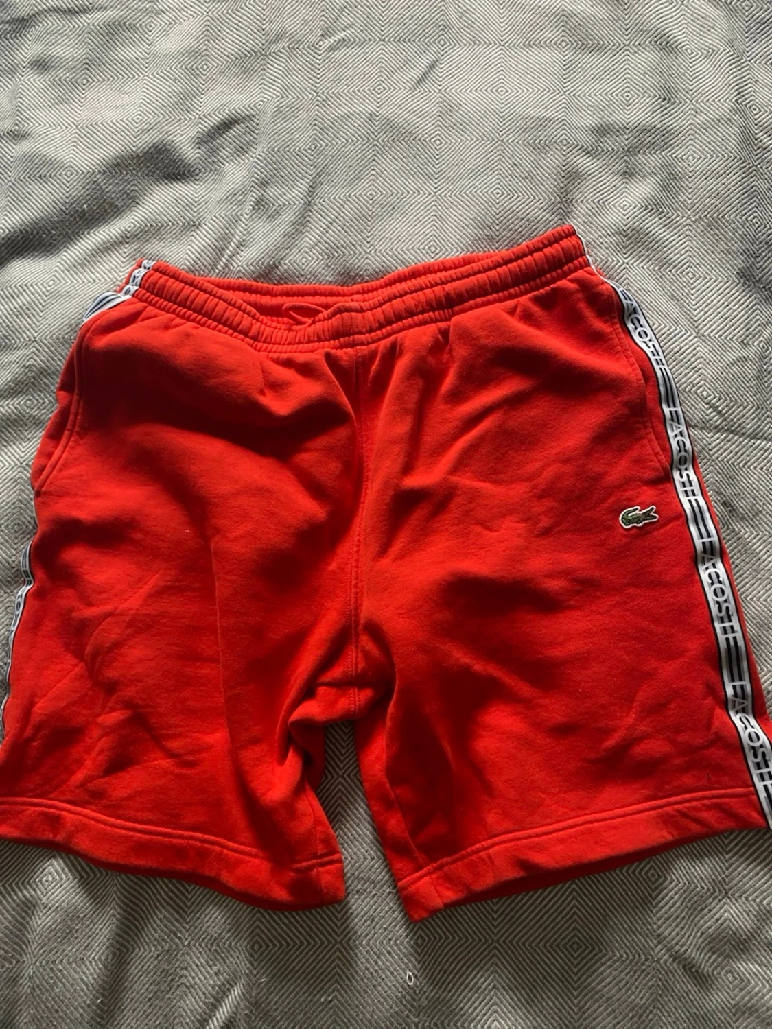 Röda shorts från Lacoste med logoband