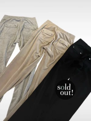 Två juicy couture byxor  - Två stycken Juicy Couture byxor i Beige och Grå, i storlek Xs. Båda är i mycket bra skick, de finns små små defekter, men inget man tänker på jättemycket (de syns på sista bilderna). Går även att köpa var för sig.   Postar mellan 1-3 dagar efter köp.   Hör gärna av dig om du har frågor eller vill ha fler bilder!