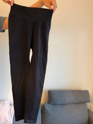 Svarta ribbade leggings med hög midja - Säljer ett par svarta leggings med ribbad struktur och hög midja. De är stretchiga och sitter tight. De är storlek M men sitter mer som en s