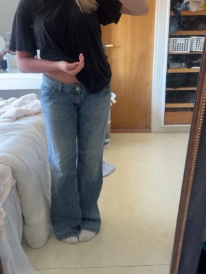 Blåa bootcut jeans med låg midja - Jeans från Gina Tricot 