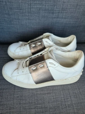 Valentino - Snygga Valentino Garavani Open sneakers I storlek 35,5, passar 36,5, Innemått ca 23,8cm. De är I mycket fint skick, hör av dig vid frågor☺️