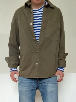 Olivgrön Overshirt  - Olivgrön Overshirt i strl M! Bra skick utan nåra defekter och hör gärna av er vid frågor elr funderingar!!