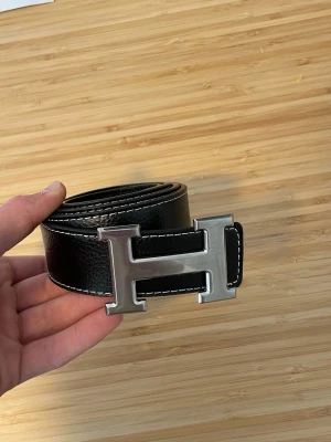 H bälte - Snyggt svart bälte