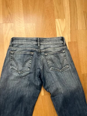 Blå bootcut jeans  - Säljer ett par blå bootcut jeans från 2REACTIVE med klassisk femficksmodell och snygg tvättad look. Jeansen har normal midja, bälteshällor och raka ben med lätt utsvängd passform. Perfekta för en avslappnad och trendig stil. Sitter jättesnyggt men tyvärr för små för mig. Skulle säga storlek 32. Passar någon som är runt 168. Har ingen bild på