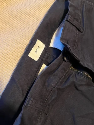 Mörkblå jeans från Grunt, storlek 26 - Säljer ett par mörkblå jeans från Grunt i storlek 26. Tvättar samt stryker de innan de kommer! Fråga ba om det något!