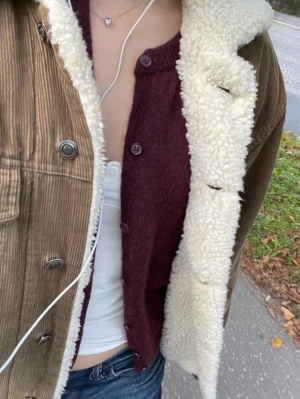 Manchester jacka - Denna jacka köpte jag från vinter för 500kr, den är snygg men alldeles för stor för mig. Den har något typ av hål i ena armen, den syns int need jag tror det är en rivmärke eller liknande (det bruna är manchestern, inte bränt.) jackan är väldigt varm och gosig. Men jackan är väl andvänd. Pris kan diskuteras!