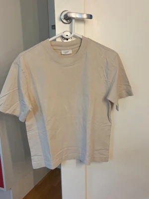 Beige tshirt från Gina tricot  - Super fin beige tshirt från Gina tricot i storlek S🤍