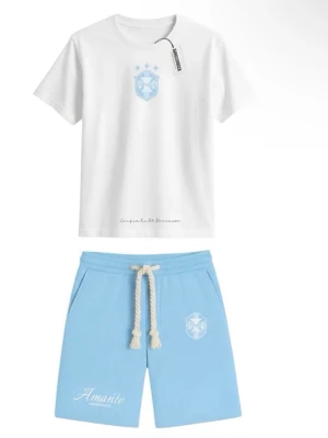 Set med t-shirt och shorts Amanite - Snyggt set från Amanite med vit t-shirt och matchande shorts. T-shirten har tryckt logga framtill och rund hals. Shortsen finns i ljusblått eller svart, har dragsko i midjan och fickor. Båda plaggen har sportig känsla och är tillverkade i mjukt bomullsmaterial. DE FINNS I ALLA STORLEKAR!!!