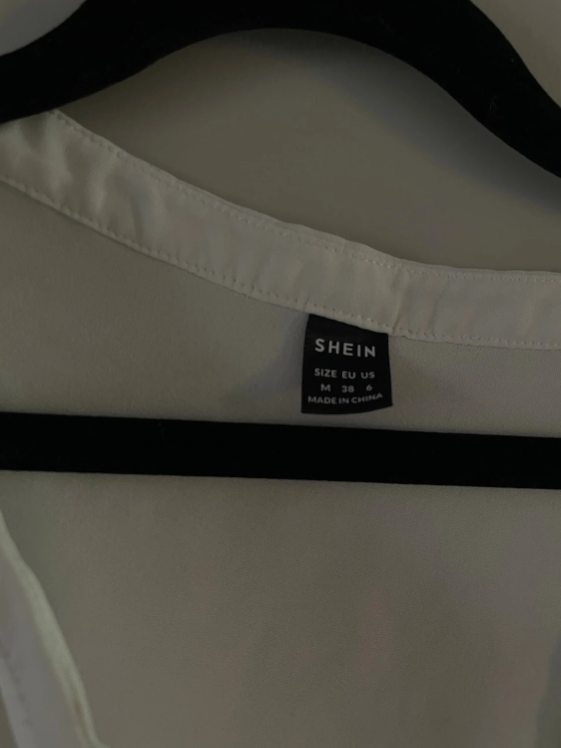 Vit blus med knappar från SHEIN - 1