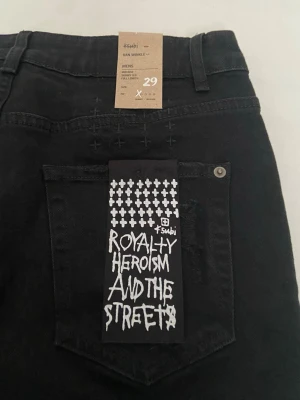 Ksubi jeans size 29 - Säljer ett par helt oanvända Ksubi jeans i size 29!