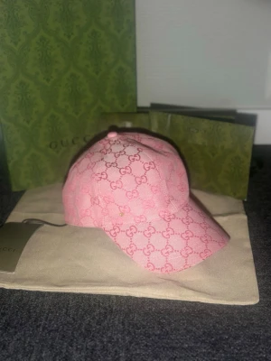 Rosa Keps - Helt ny aldrig använd. Storlek M (58cm). Box följer med.  Skriv om du vill ha fler bilder. Priset går att diskutera.