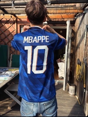 Frankrikes hemmatröja VM 2026 - Mbappé 10 - Frankrikes nya hemmatröja för VM 2026 med storstjärnan Kylian Mbappé🇫🇷💙Helt ny✅