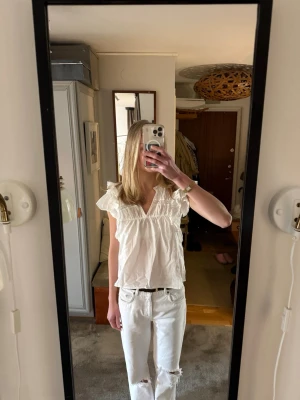 Vit volangblus med v-ringning - Söt vit blus med volang och v-ringning❤️