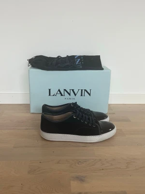 Lanvin - Selling a pair of Lanvin sneakers in very good used condition. | Size: UK 6/ EU 41 |Box, dustbag & extra laces are included. | Feel free to reach out if you have any questions or concerns.        (Let me know before you buy it, otherwise you won’t get the item.)