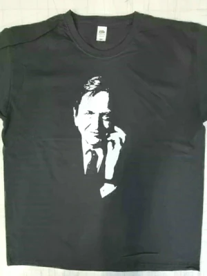 Svart t-shirt med Palme tryck från Fruit of the Loom - Svart t-shirt från Fruit of the Loom med ett vitt Olof Palme screentryck. Klassisk passform och rund halsringning. Perfekt för dig som vill sticka ut med en unik printad t-shirt.