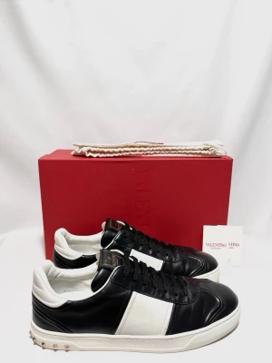 Valentino Flycrew sneakers - Extremt feta och eftertraktade Valentino Flycrews! Nyskick, 10/10. Storlek 43 men sitter mer som 44/43,5. Alla tillbehör medföljer. Kontakta mig för fler frågor och funderingar!