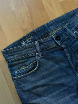 Jeans G-Star straight - Blå jeans från G-Star RAW, modell Triple A. Klassisk femficksdesign med raka ben och normalhög midja. Sitter som M💫