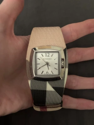 Burberry Heritage BU4050 34mm - Äkta Burberry Heritage BU4050 klocka 34mm. Använd 2 gånger, då det antingen inte finns batteri i den eller så har det slutat funka. Perfekt skick på den.