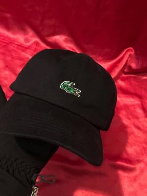 Lacoste Keps - 🧢 Lacoste Keps 🐊✨  Stilren och modern Lacoste-keps som passar perfekt till både vardag och streetwear 👌 En clean detalj som lyfter hela outfiten och funkar till allt 🔥  ✔️ Klassisk Lacoste-design ✔️ Bekväm passform ✔️ Tidlös & enkel att matcha ✔️ Perfekt för sommaren ☀️ 